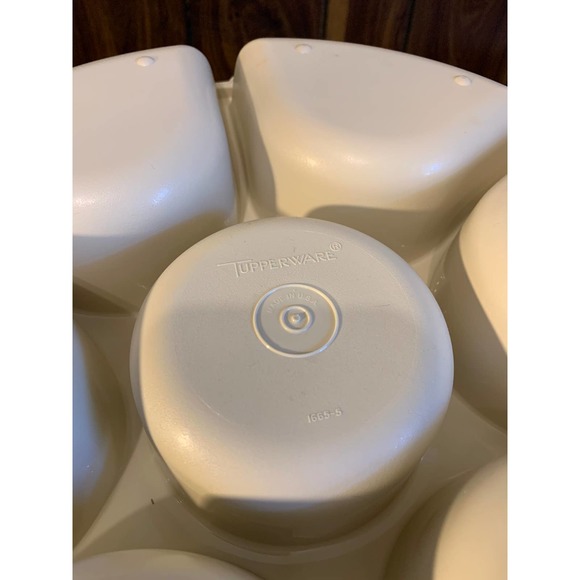 Tupperware divided vegetable chip and dip tray with lid - Picture 3 of 14